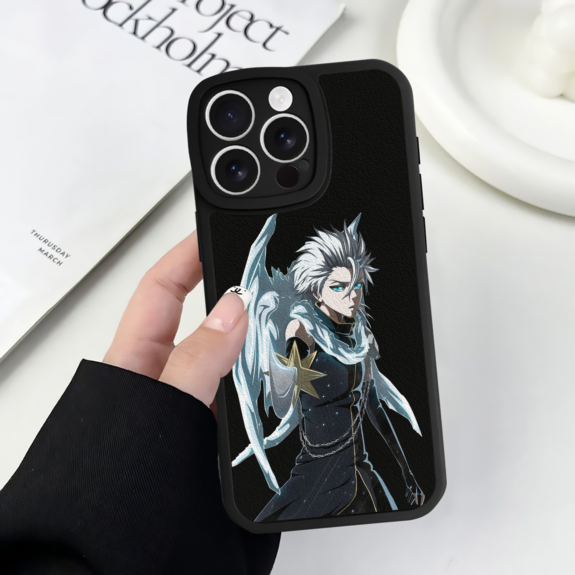 （画像用） ブリーチ 日番谷冬獅郎（ひつがや とうしろう） BLEACH Hitsugaya Toushirou 【iPhone 16シリーズ対応】シリコンスマホケース（レザー調） 材質：シリコン